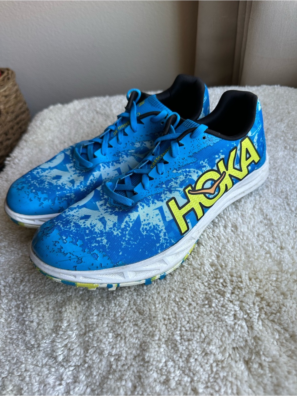 HOKA ONE ONE Crescendo XC Spikeless Sneaker Blue/White/Yellow Men’s 7 Women’s8.5